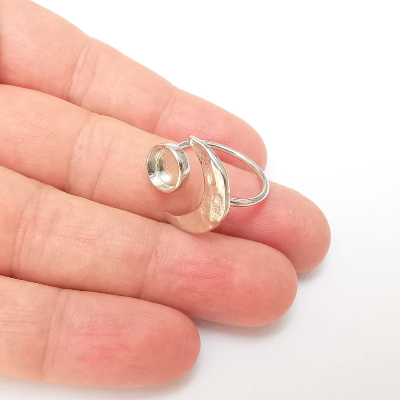 Shiny Silver Hammered Crescent Ring Setting, Cabochon Blank, Resin Bezel Mounting, Epoxy Frame, Adjustable Rhodium Plated Brass 8mm G35962