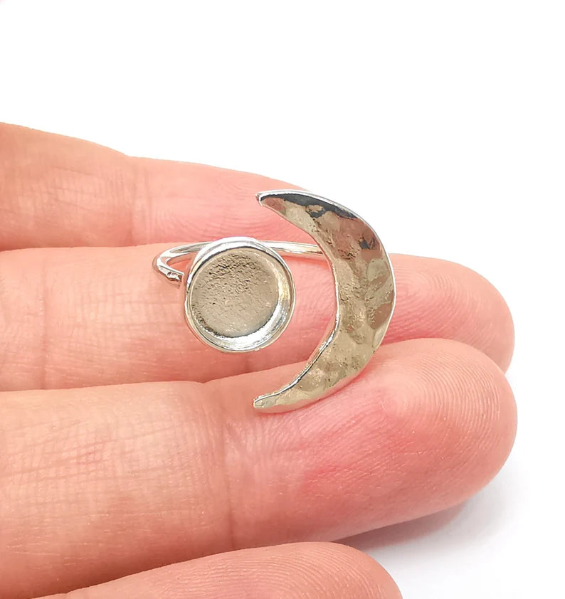 Shiny Silver Hammered Crescent Ring Setting, Cabochon Blank, Resin Bezel Mounting, Epoxy Frame, Adjustable Rhodium Plated Brass 8mm G35962