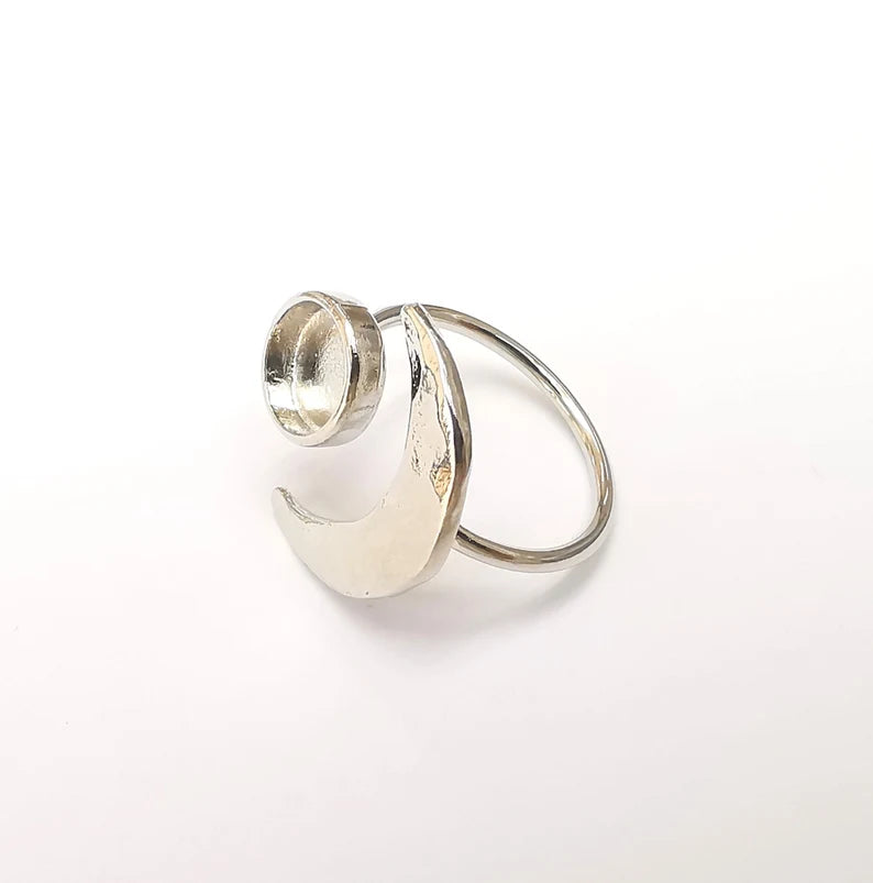 Shiny Silver Hammered Crescent Ring Setting, Cabochon Blank, Resin Bezel Mounting, Epoxy Frame, Adjustable Rhodium Plated Brass 8mm G35962