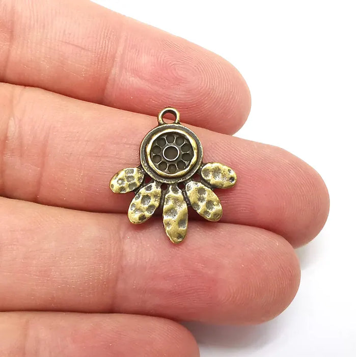 5 Daisy Flower Charms, Nature Charms, Earring Charms, Bronze Pendant, Small Charms , Antique Bronze Plated Metal 23x21mm G36179