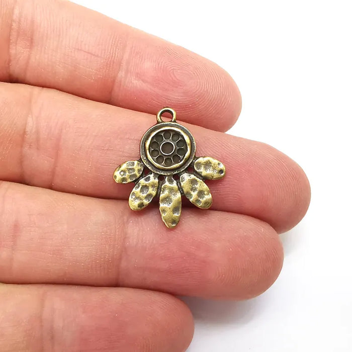 5 Daisy Flower Charms, Nature Charms, Earring Charms, Bronze Pendant, Small Charms , Antique Bronze Plated Metal 23x21mm G36179