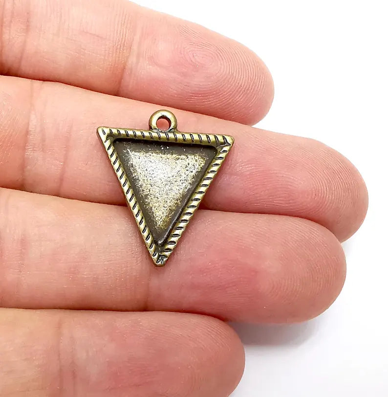 2 Bronze Triangle Charms Blank, Cabochon Bezel, inlay Mounting, Resin Necklace, Antique Bronze plated 16mm G36187