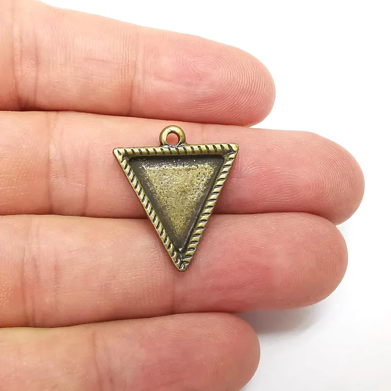 2 Bronze Triangle Charms Blank, Cabochon Bezel, inlay Mounting, Resin Necklace, Antique Bronze plated 16mm G36187