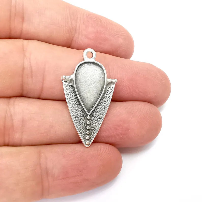 2 Silver Charms, Drop Blank Charms, Rustic Charms, Earring Charms, Pendant, Necklace Parts, Antique Silver Plated 33x19mm 16x10mm G36339