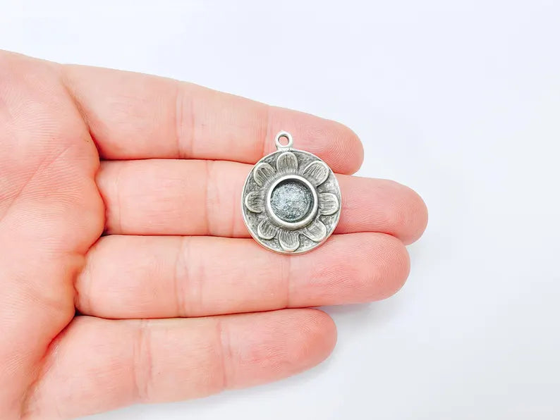 Flower Pendant Blank, Cabochon Charm Bezel, Locket Base, inlay Mountings, Resin Necklace, Antique Silver Plated Zamac (8mm blank) G36475