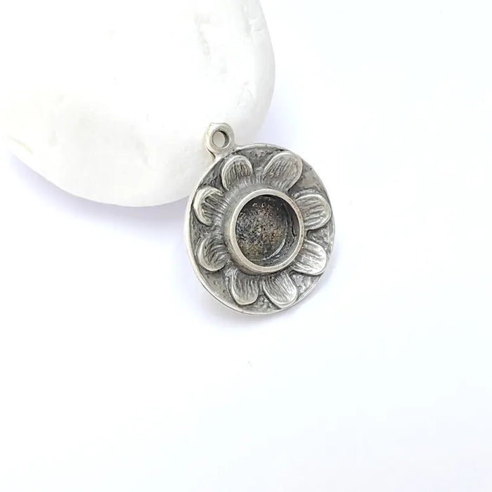 Flower Pendant Blank, Cabochon Charm Bezel, Locket Base, inlay Mountings, Resin Necklace, Antique Silver Plated Zamac (8mm blank) G36475