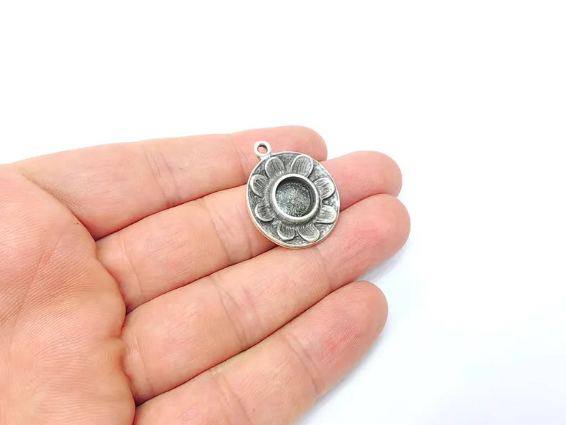 Flower Pendant Blank, Cabochon Charm Bezel, Locket Base, inlay Mountings, Resin Necklace, Antique Silver Plated Zamac (8mm blank) G36475