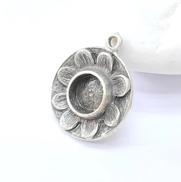 Flower Pendant Blank, Cabochon Charm Bezel, Locket Base, inlay Mountings, Resin Necklace, Antique Silver Plated Zamac (8mm blank) G36475