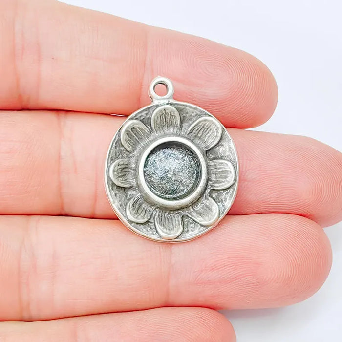 Flower Pendant Blank, Cabochon Charm Bezel, Locket Base, inlay Mountings, Resin Necklace, Antique Silver Plated Zamac (8mm blank) G36475