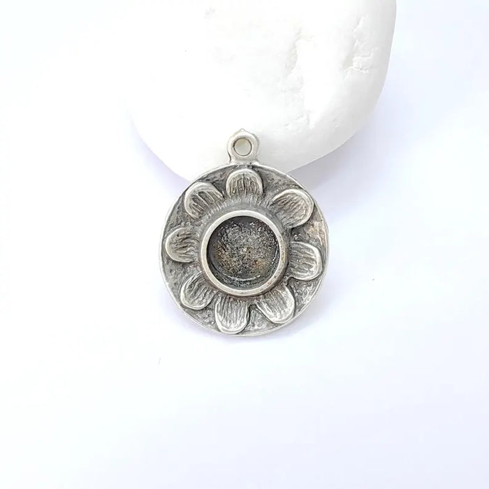 Flower Pendant Blank, Cabochon Charm Bezel, Locket Base, inlay Mountings, Resin Necklace, Antique Silver Plated Zamac (8mm blank) G36475