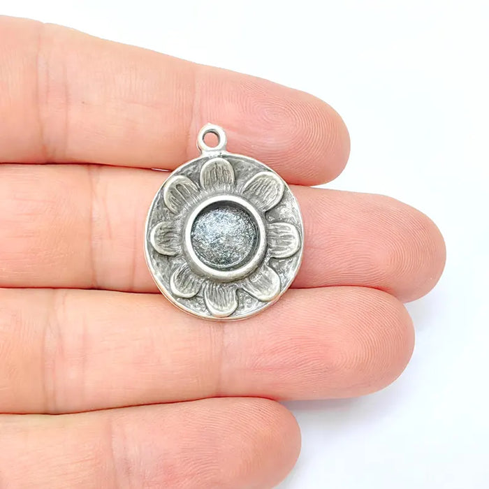 Flower Pendant Blank, Cabochon Charm Bezel, Locket Base, inlay Mountings, Resin Necklace, Antique Silver Plated Zamac (8mm blank) G36475