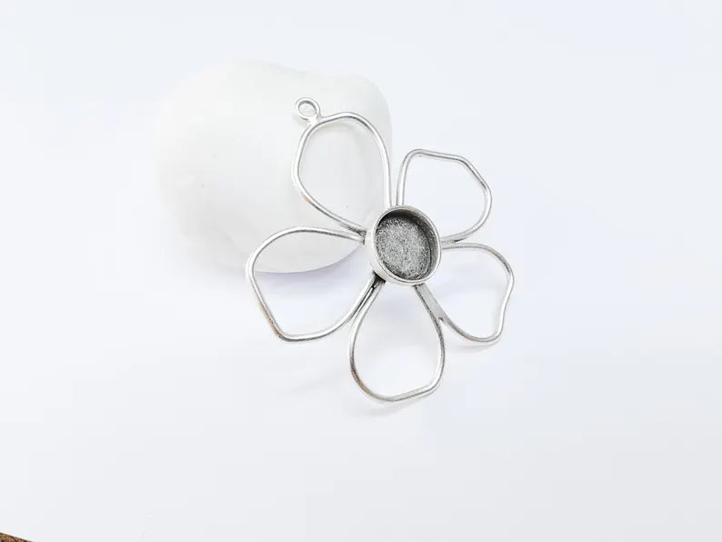 Flower Pendant Bezel, Cabochon Blank, Locket Pendant Base, inlay Mounting, Resin Necklace, Antique Silver Plated Brass 10mm G36721