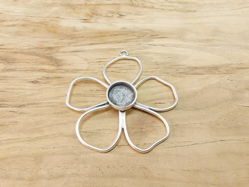 Flower Pendant Bezel, Cabochon Blank, Locket Pendant Base, inlay Mounting, Resin Necklace, Antique Silver Plated Brass 10mm G36721