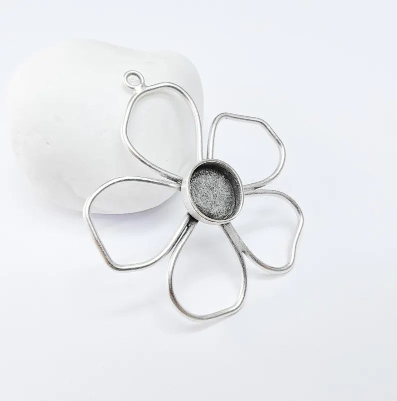 Flower Pendant Bezel, Cabochon Blank, Locket Pendant Base, inlay Mounting, Resin Necklace, Antique Silver Plated Brass 10mm G36721