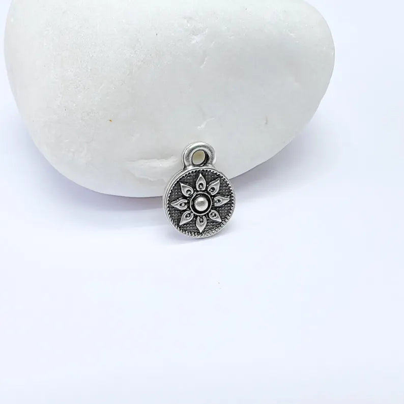 4 Silver Round Flower Charm, Earring Charms, Dangle Bracelet Charms, Necklace Parts, Antique Silver Plated 13x10mm G36617