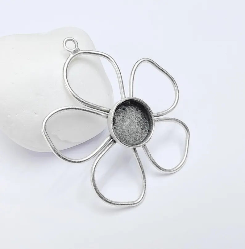 Flower Pendant Bezel, Cabochon Blank, Locket Pendant Base, inlay Mounting, Resin Necklace, Antique Silver Plated Brass 16mm G36745