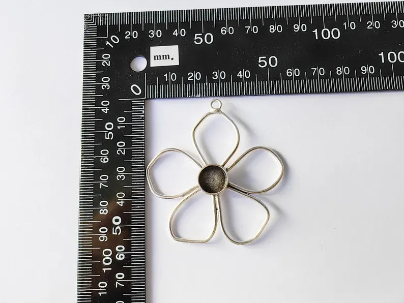 Flower Pendant Bezel, Cabochon Blank, Locket Pendant Base, inlay Mounting, Resin Necklace, Antique Silver Plated Brass 10mm G36721