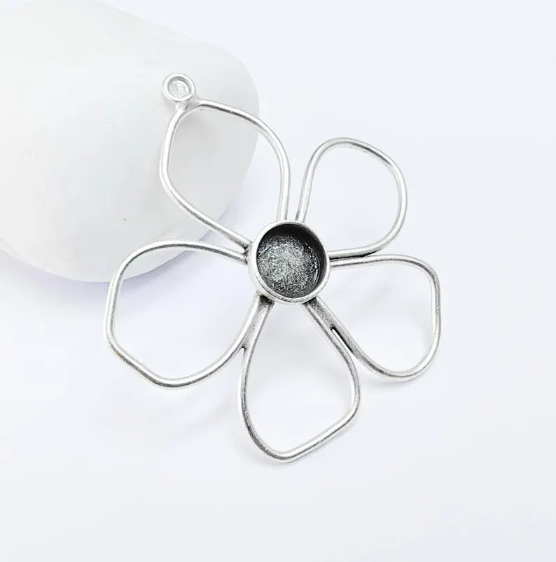 Flower Pendant Bezel, Cabochon Blank, Locket Pendant Base, inlay Mounting, Resin Necklace, Antique Silver Plated Brass 10mm G36721