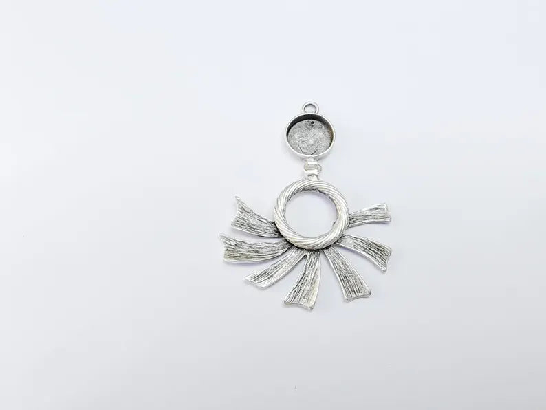 Flower Pendant Bezel, Cabochon Blank, Locket Pendant Base, inlay Mounting, Resin Necklace, Antique Silver Plated Brass 12mm G36732