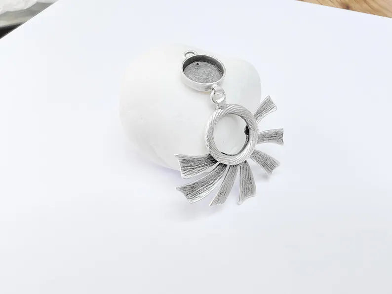 Flower Pendant Bezel, Cabochon Blank, Locket Pendant Base, inlay Mounting, Resin Necklace, Antique Silver Plated Brass 12mm G36732