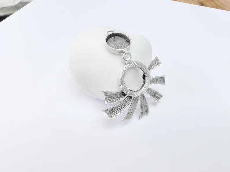 Flower Pendant Bezel, Cabochon Blank, Locket Pendant Base, inlay Mounting, Resin Necklace, Antique Silver Plated Brass 12mm G36732