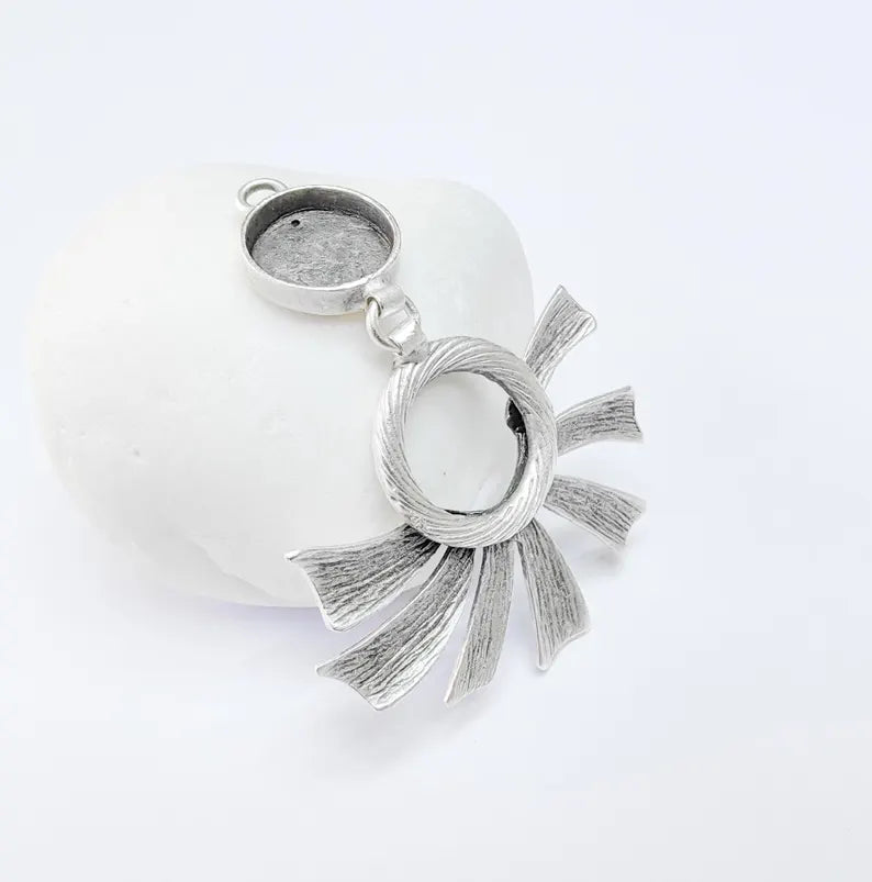 Flower Pendant Bezel, Cabochon Blank, Locket Pendant Base, inlay Mounting, Resin Necklace, Antique Silver Plated Brass 12mm G36732