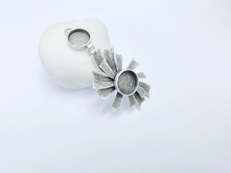 Flower Pendant Bezel, Cabochon Blank, Locket Pendant Base, inlay Mounting, Resin Necklace, Antique Silver Plated Brass 10mm and 14mm G36746