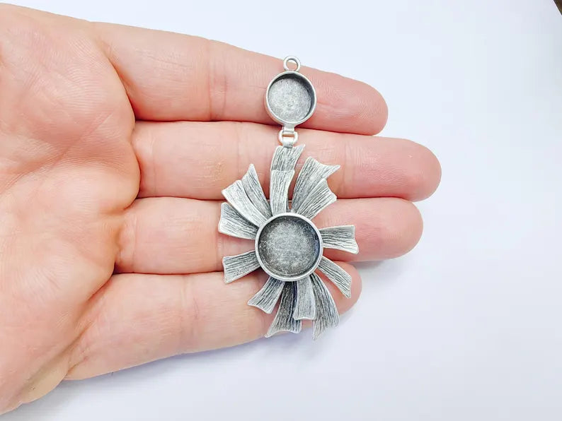 Flower Pendant Bezel, Cabochon Blank, Locket Pendant Base, inlay Mounting, Resin Necklace, Antique Silver Plated Brass 10mm and 14mm G36746