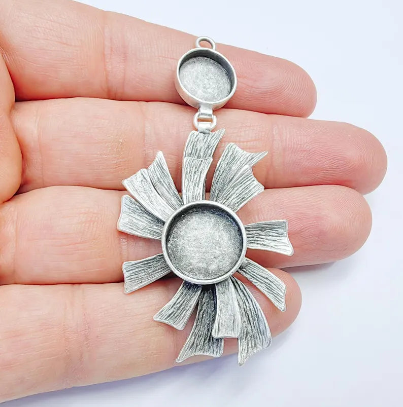 Flower Pendant Bezel, Cabochon Blank, Locket Pendant Base, inlay Mounting, Resin Necklace, Antique Silver Plated Brass 10mm and 14mm G36746