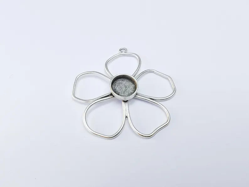 Flower Pendant Bezel, Cabochon Blank, Locket Pendant Base, inlay Mounting, Resin Necklace, Antique Silver Plated Brass 14mm G36677