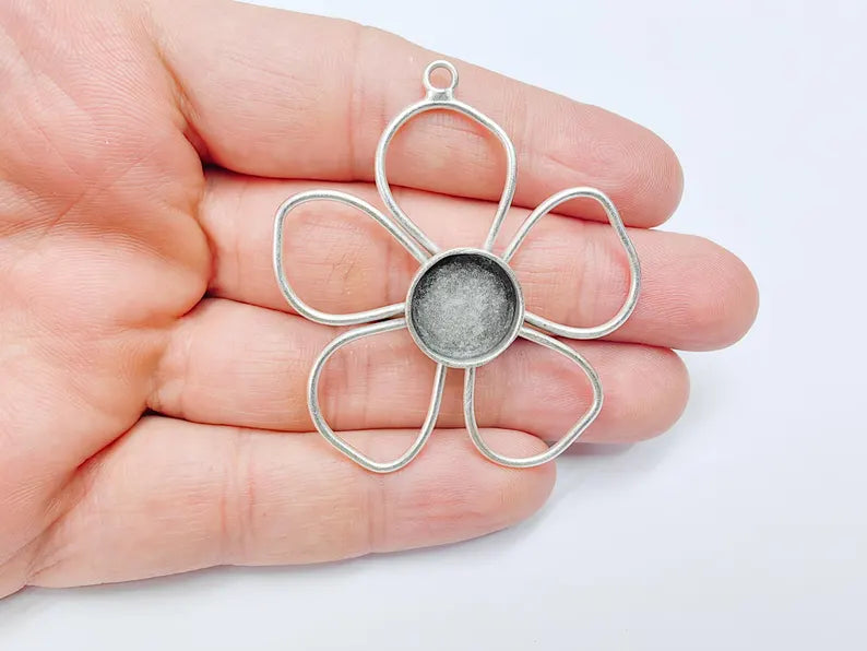 Flower Pendant Bezel, Cabochon Blank, Locket Pendant Base, inlay Mounting, Resin Necklace, Antique Silver Plated Brass 16mm G36745