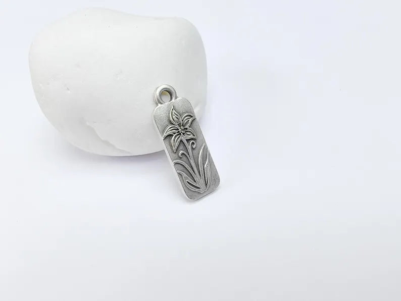 2 Flower Charms, Earring Charms, Bohemian Necklace Parts, Floral Charm for Nature Inspired Jewelry, Antique Silver Plated Zamac 28x10mm G36689