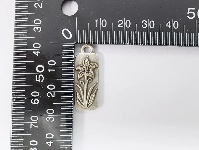 2 Flower Charms, Earring Charms, Bohemian Necklace Parts, Floral Charm for Nature Inspired Jewelry, Antique Silver Plated Zamac 28x10mm G36689