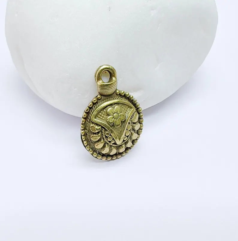 5 Flower Round Charms, Earring Charms, Boho Dangle Pendant, Necklace Parts, Antique Bronze Plated 21x14mm G36800