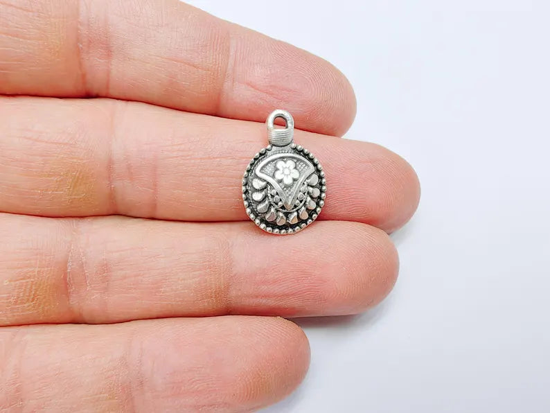 4 Flower Round Charms, Earring Charms, Boho Dangle Pendant, Necklace Parts, Antique Silver Plated 21x14mm G36809
