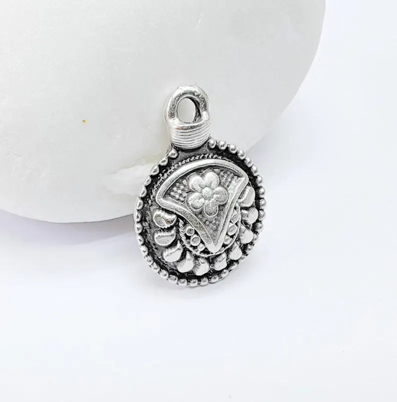 4 Flower Round Charms, Earring Charms, Boho Dangle Pendant, Necklace Parts, Antique Silver Plated 21x14mm G36809