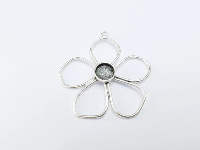 Flower Pendant Bezel, Cabochon Blank, Locket Pendant Base, inlay Mounting, Resin Necklace, Antique Silver Plated Brass 10mm G36721