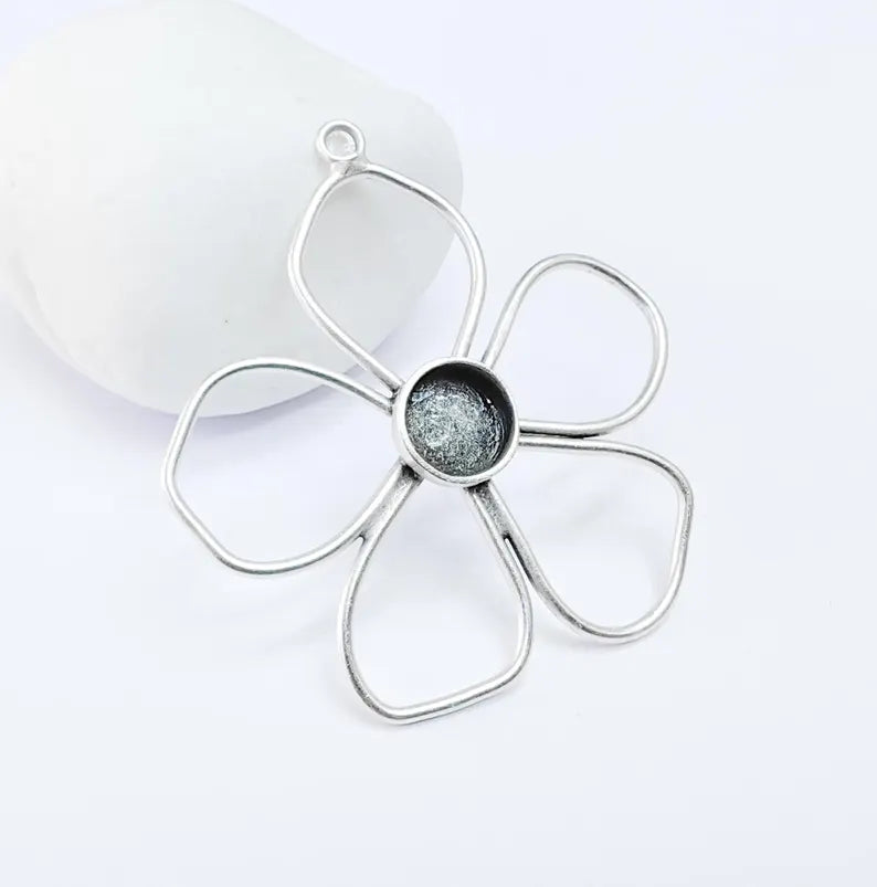 Flower Pendant Bezel, Cabochon Blank, Locket Pendant Base, inlay Mounting, Resin Necklace, Antique Silver Plated Brass 10mm G36721