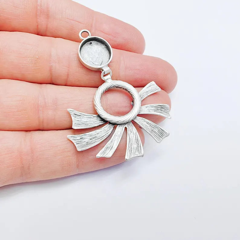 Flower Pendant Bezel, Cabochon Blank, Locket Pendant Base, inlay Mounting, Resin Necklace, Antique Silver Plated Brass 12mm G36732