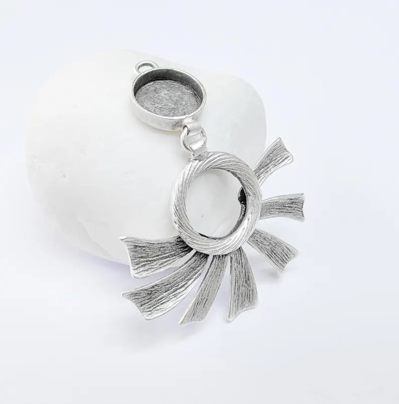 Flower Pendant Bezel, Cabochon Blank, Locket Pendant Base, inlay Mounting, Resin Necklace, Antique Silver Plated Brass 12mm G36732