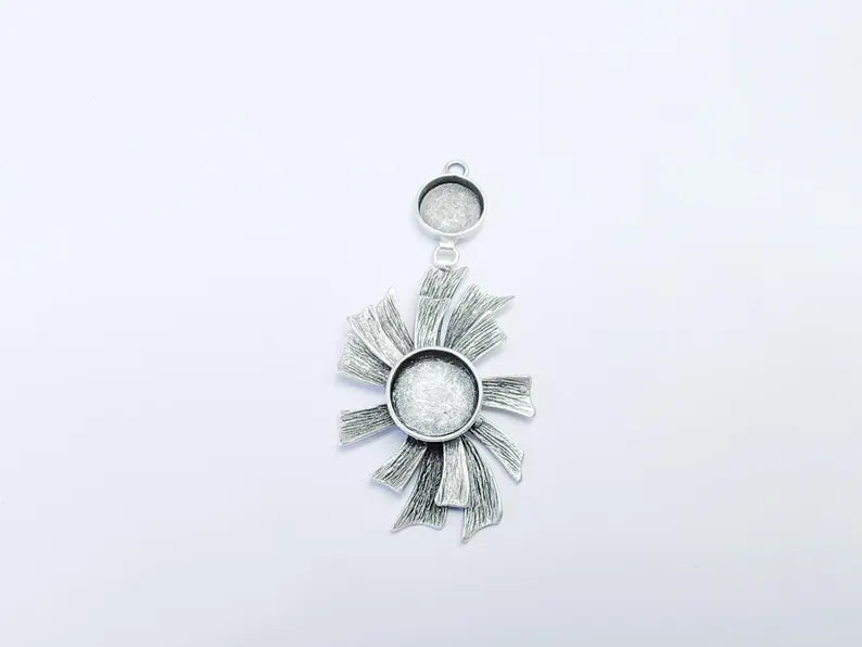 Flower Pendant Bezel, Cabochon Blank, Locket Pendant Base, inlay Mounting, Resin Necklace, Antique Silver Plated Brass 10mm and 14mm G36746
