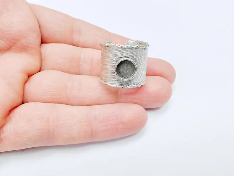 Textured Ring Setting, Cabochon Blank, Resin Bezel, Round Mounting, Epoxy Frame Base, Adjustable Antique Silver Plated Brass 8mm G36785