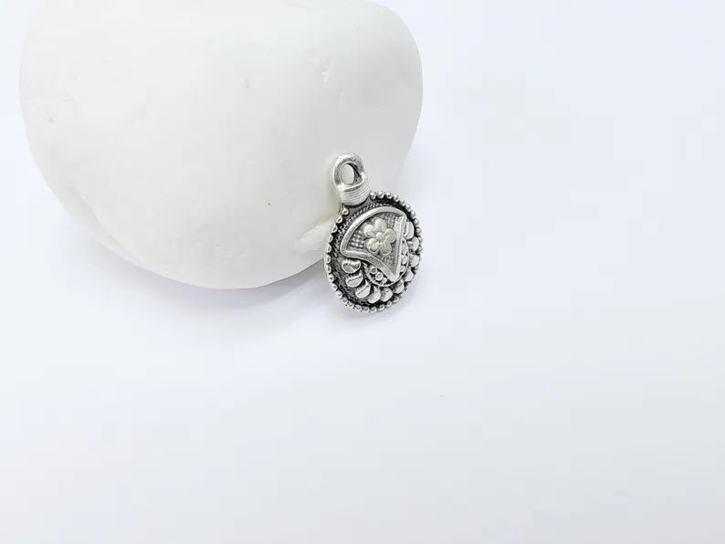 4 Flower Round Charms, Earring Charms, Boho Dangle Pendant, Necklace Parts, Antique Silver Plated 21x14mm G36809