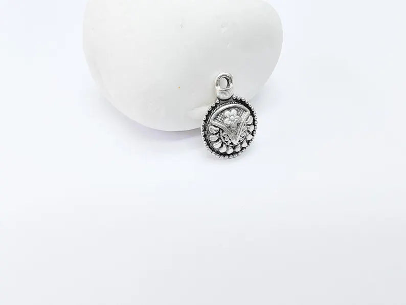4 Flower Round Charms, Earring Charms, Boho Dangle Pendant, Necklace Parts, Antique Silver Plated 21x14mm G36809
