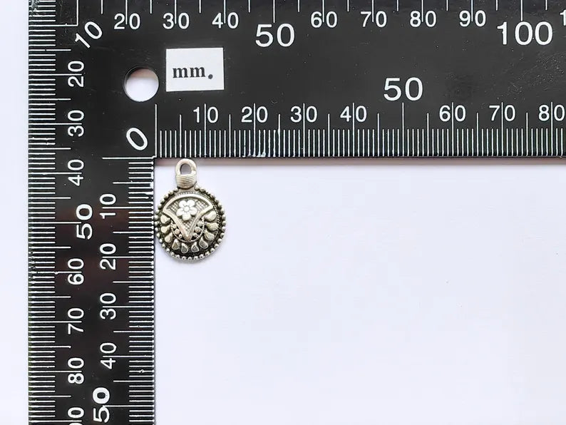 4 Flower Round Charms, Earring Charms, Boho Dangle Pendant, Necklace Parts, Antique Silver Plated 21x14mm G36809