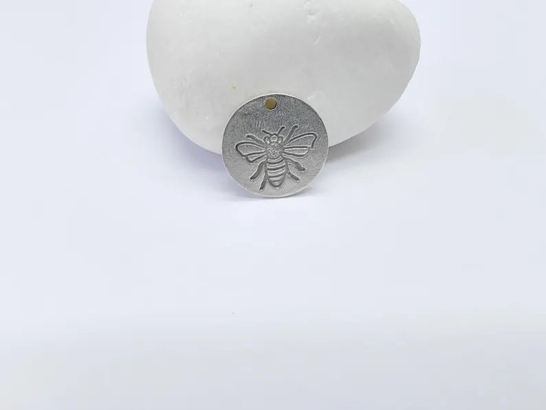 4 Bee Charms, Round Boho Charm, Earring Charm, Dangle Pendant, Necklace Parts, Antique Silver Plated Metal 17mm G36886