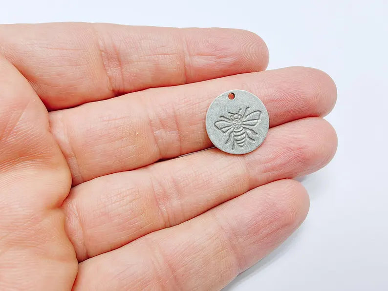4 Bee Charms, Round Boho Charm, Earring Charm, Dangle Pendant, Necklace Parts, Antique Silver Plated Metal 17mm G36886