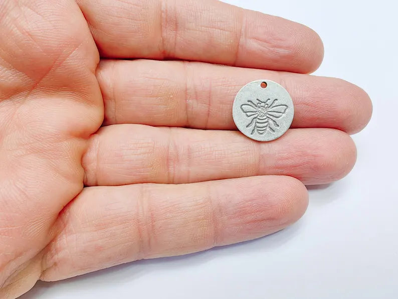 4 Bee Charms, Round Boho Charm, Earring Charm, Dangle Pendant, Necklace Parts, Antique Silver Plated Metal 17mm G36886