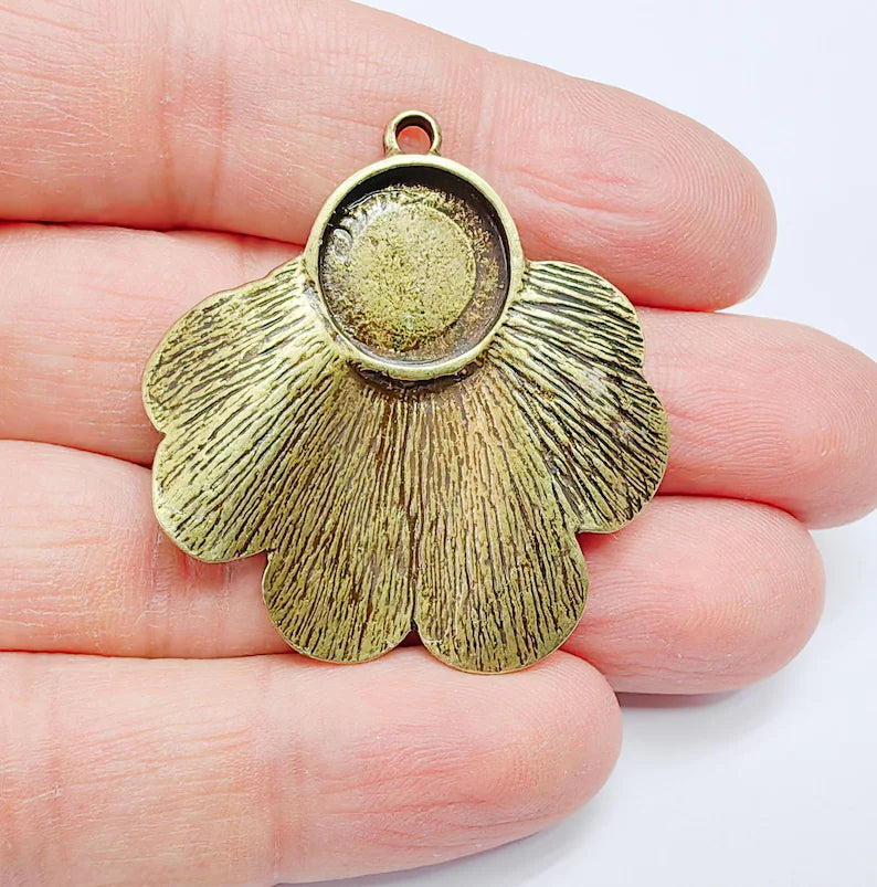 Bohemian Pendant Blank, Cabochon Bezel, Locket Base, inlay Mounting, Resin Necklace, Antique Bronze Plated Zamac 42x40mm (14mm blank) G36941