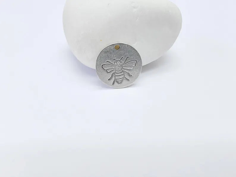 4 Bee Charms, Round Boho Charm, Earring Charm, Dangle Pendant, Necklace Parts, Antique Silver Plated Metal 17mm G36886